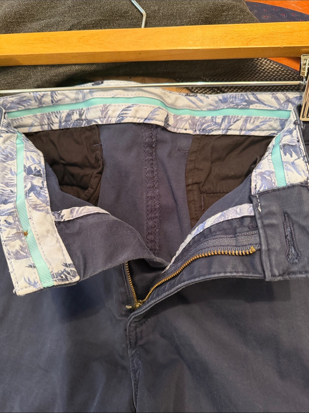 Tommy Bahama Navy Flat-Front Cotton Shorts 38 - Picture 5 of 6